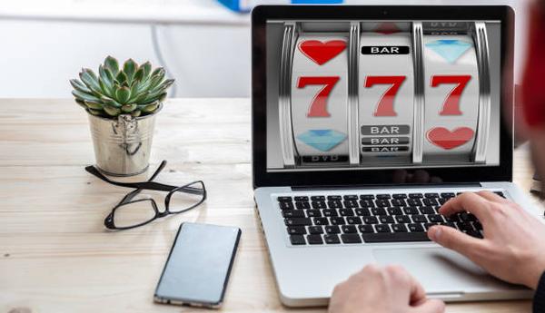 Explore Poker and Roulette Variations with คาสิโนออนไลน์ for Game Fans